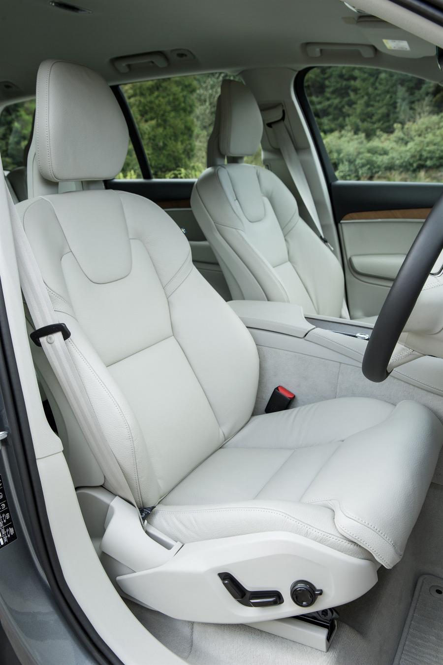  Volvo XC90 D5 Momentum 2015 года  (UK) (фото 17 из 30)